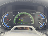 視認性の高いメーター類が、運転に必要な情報を分かりやすく表示します。安全運転をサポートする機能も充実しています。