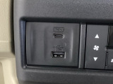 エアコン操作パネルの左側に、スマートフォンなどの充電可能なUSB端子と、音源などの外部入力の可能なUSB端子がついています。移動中に充電もできるので便利です。