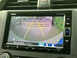 後方確認がスムーズに行えるよう、カメラ映像を鮮明に表示します。駐車時の安全性を高める、頼れるサポート機能が充実していますね。