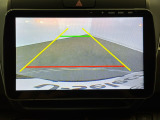 【バックカメラ】ギアをリバースに入れれば自動的にモニターが切り換わるので、車庫入れや後退確認がラクラク OKです!