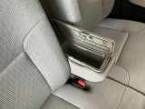 【フロントセンターアームレスト(ボックス付き)】運転席と助手席の間には、小物が収納できるボックス付のアームレストが装備!必要な物をぱっと取り出せて車内もスッキリです♪