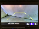 バックでの車庫入れも安心です! リアカメラが付いているバックモニター付のナビを装備しております。操作線もついており距離感も画面から確認できます。
