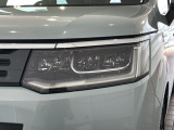 LEDヘッドライトは、点灯の瞬間から最大光量を発揮し、突然暗くなるトンネルなどでの安定感を高めます。