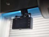 ◆ドライブレコーダー◆映像・音声などを記録する自動車用の装置です。 もしもの事故の際の記録はもちろん、旅行の際の思い出としてドライブの映像を楽しむことができます。