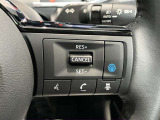 ハンドルにはプロパイロットスイッチが装着されています。高速道路などアクセルを踏んだままでの走行の時、手元のスイッチ操作でアクセルを踏まなくても速度を保つことができます。