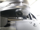 助手席側で見えにくい左前方の映像を、車内のマルチファンクションディスプレイに映し出します。前方への駐車や左寄せ、狭い道でのすれ違いなど、さまざまなシーンで安心して運転できる便利な機能です。