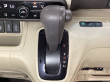 CVT車のセレクトレバーです。低速から高速まで、変速ショックのないスムーズな走りを実現するとともに、エンジン効率のよい領域を維持することで燃費にも貢献します。