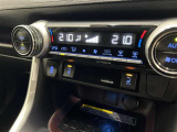 冬場に嬉しい運転席、助手席シートヒーター付きでポカポカ