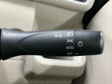 【オートライト】車のセンサーが周囲の明るさを感知し、自動でヘッドライトを点灯・消灯する機能です。この機能は夕暮れ時の交通事故が多い時間帯の安全性を高めてくれます。