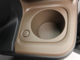 カップホルダーは運転席や助手席からちょうど手の届く位置です!!