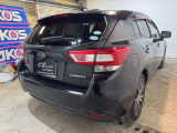 【リア斜め】リアゲートに「IMPREZA」のエンブレムを備えた後ろ姿。ワイドなテールランプとルーフスポイラーがスポーティーな印象です。