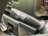 雨天時でもクリアな視界を確保するワイパーレバー。操作も簡単で、快適な運転をサポートします。繊細な調整も可能です。