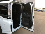 【わくわくゲート】横開き・縦開きの両方に対応。狭い場所でも荷物の出し入れがしやすい便利機能です。