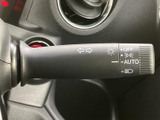 操作しやすい位置に配置されたウインカーレバー。直感的に操作でき、安全な車線変更をサポートします。オート機能も搭載し、運転の負担を軽減します。