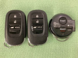 スマートキーを装備しています。鍵を差し込むことなくドアロックの開け閉めと、スタートボタン操作でのエンジンスタートができます。ボタン操作でトランクが開けられる電動テールゲートのボタンもついています。