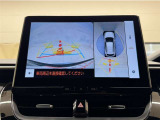真上から見下ろしたような視点で車とその周囲を確認出来る画面と、車両後方を映し出すバックモニター画面の2つを表示してくれます。