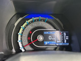 視認性の高いメーターパネルで、運転に必要な情報を一目で確認できます。スタイリッシュなデザインも魅力で、落ち着いた運転をサポートします。