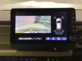 バックギアに入れますとご覧のような画像に自動的に切り替わります。車庫入れ時に役立ちます。