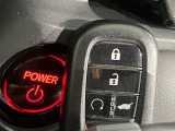 【Hondaスマートキー】カバンやポケットに入れたままでもドアの施錠・解錠が可能なスマートキーを装備。エンジンのオン・オフ時もカギを取り出す必要が無いからとっても便利です♪