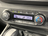 【オートエアコン】一度お好みの温度に設定すれば、車内の温度を検知し風量や温度を自動で調整。暑い&hellip;寒い&hellip;と何度もスイッチ操作をする必要はありません。快適な車内空間には必須の機能ですね♪