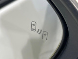 【ブラインドスポットモニター】走行中、ドアミラーの死角になりやすい箇所に後続車が接近するとサイドミラーのレンズに警告を表示!ドライバーに注意喚起をしてくれます。