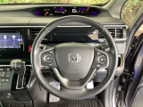 本革ハンドルの後ろには7速パドルシフトがあります。指先で操る事で、マニュアル車感覚のシフトチェンジが楽しめます。また、右にクルーズコントロール、左にオーディオリモコンスイッチがあります。