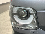 LEDヘッドライトは、点灯の瞬間から最大光量を発揮し、突然暗くなるトンネルなどでの安定感を高めます。