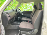 運転席周りの空間は広々としており、操作性も良好です。快適なドライブをサポートする機能が充実しています。