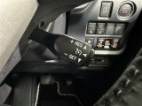 クルーズコントロール機能が付いています。 速度を設定するとアクセルを踏まなくても一定の速度で走ることができます。  高速道路ではとても便利な装置なんです。