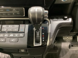 CVT車のセレクトレバーです。低速から高速まで、変速ショックのないスムーズな走りを実現するとともに、エンジン効率のよい領域を維持することで燃費にも貢献します。