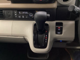 停車中にブレーキペダルを踏み続けなくてもブレーキ保持ができるオートマチックブレーキホールド機能もついております。