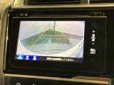 リバースギアに入れるだけで後方の表示へ切り替わります。夜間や雨の日の駐車も楽になりますよ。