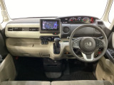 車内は光触媒抗菌消臭施工済です。インパネ周りはスタイリッシュなデザインで機能や装備も充実しています。グローブボックスやカップホルダーのほかにトレーなどたくさんの収納スペースが付いています。