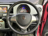 握りやすい形状のステアリングで、快適な運転操作をサポートします。操作性も高く、スムーズなハンドリングを実現。