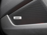 BOSEサラウンドサウンドシステムは、車内の音響特性に合わせて的確にチューニングされており、コンサートホールのようにバランスに優れた原音を忠実に再現した音響パターンを生み出します。