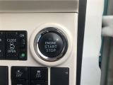 エンジンスタートボタンです。キーが車内にあれば、エンジンの始動・停止はブレーキを踏んでスイッチを押すだけ!キーを取り出す手間を省き、ワンプッシュでエンジンを操作するので簡単でスムーズです。