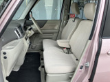 運転席からの視界は広く、運転操作もスムーズに行えます。シートの質感も良く、長時間のドライブでも快適です。安心感のあるドライビングを。
