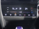 運転席からも手が届きやすく、操作しやすい空調コントロールパネル。オートエアコンなので操作の煩わしさが無くオールシーズン快適にドライブできます。快適空間で運転に集中できますね。