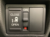 左側電動スライドドアは運転席からでも操作ができるように、ハンドル付近に開閉の操作スイッチが付いています。