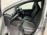 高いホールド性で運転姿勢が安定します。長距離ドライブでも疲れにくいのが魅力です。快適なドライビングライフをお送りください♪