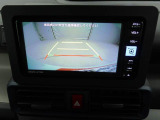後退時に車両の後ろ側をモニター画面に表示します。車庫入れなどでバックする際に後方確認ができて便利です。車庫入れが苦手な人もこれで安心。