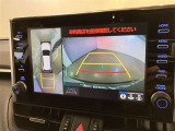映像で見づらい車両周辺の確認をアシスト。クルマを真上から見ているような映像を表示。 運転席から確認しにくい車両周囲の状況を把握。