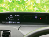 視認性の高いメーターパネルは、運転に必要な情報を的確に表示。運転状況を把握しやすく、安全運転をサポートします。スタイリッシュなデザインも魅力です。