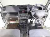 運転席から手の届く範囲に収納スペースが多く便利です。ヒップポイントも高いので見晴らしも良く運転しやすいです。