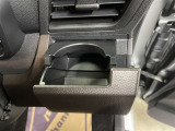 運転席と助手席には、回転式のインパネカップホルダーが装備されています。