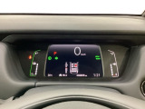 デジタル表示のスピードメーターとタコメーター、燃費やオドメーターなどの表示の他に、ホンダセンシング機能などの表示もできる多機能なマルチインフォメーション・ディスプレイです。