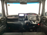 【前方視界】開放的な前方視界!運転がしやすく疲れにくいです♪窓が大きく、見通しがとっても良いおクルマですよ♪