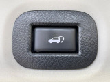【パワーバックドア】スマートキーや運転席のボタンを押すだけでリアゲートが自動で開閉します!荷物を持っている時や、高い位置にあるバックドアを閉める際に便利な機能です♪