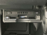 高速道路で便利な【ETC2.0】を装備しています。光ビーコン搭載で渋滞情報などナビゲーションと連動することで機能も充実いたします。他、観光施設に立ち寄るための高速料金割引サービス等もございます。