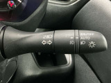 【オートライト】車のセンサーが周囲の明るさを感知し、自動でヘッドライトを点灯・消灯する機能です。この機能は夕暮れ時の交通事故が多い時間帯の安全性を高めてくれます。